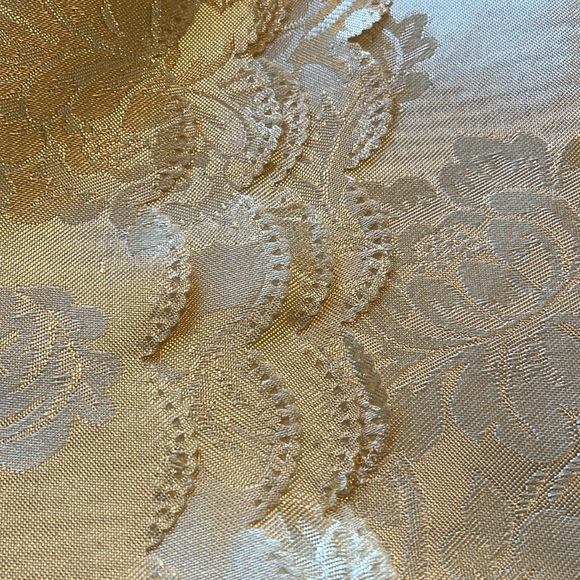 Tablecloth for Special Occasions or to Make the Time Together Special - Picture 9 of 9
